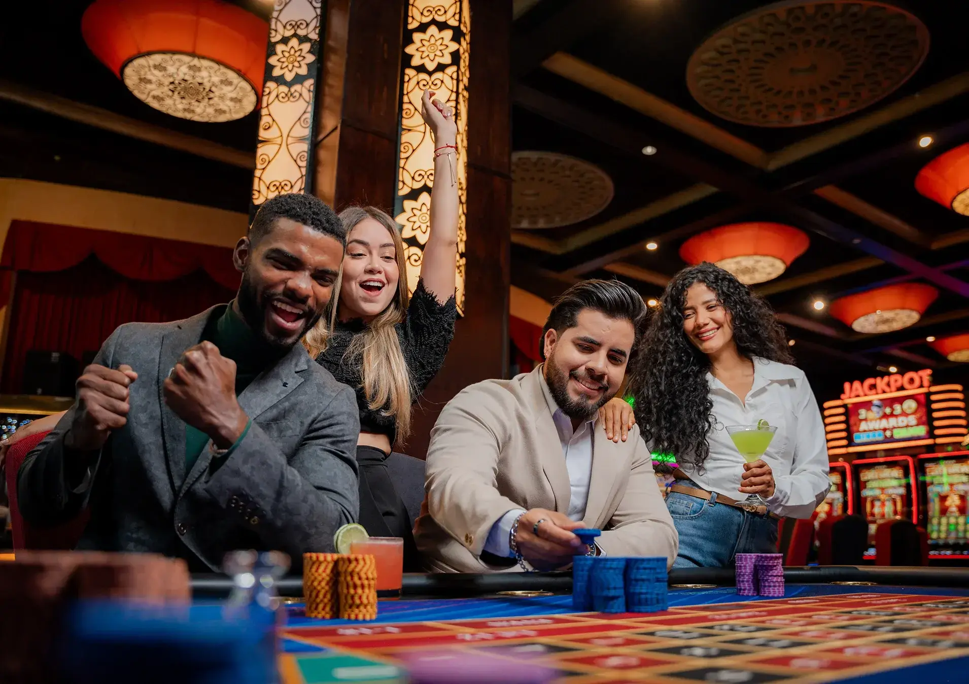 Mesa de casino con clientes disfrutando la noche