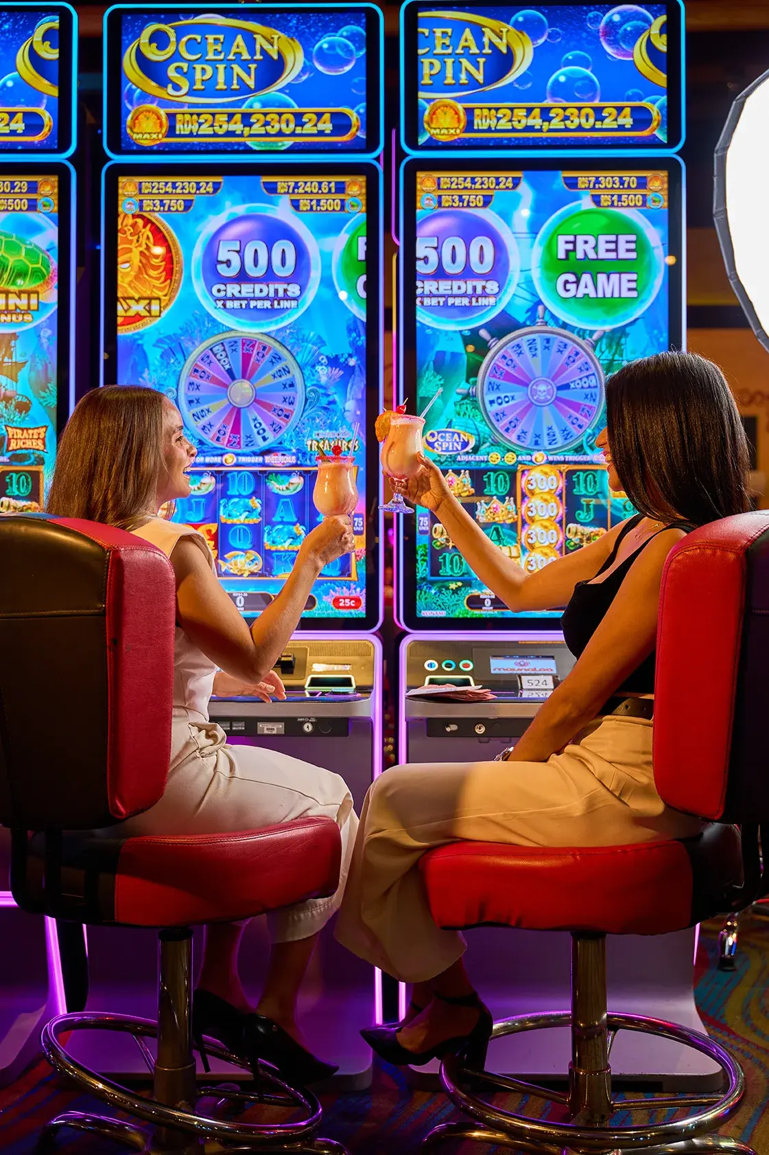 Ambiente de coctelería y servicio dentro del casino Maunaloa